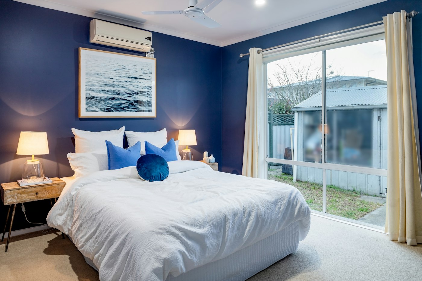 Quarto com ar-condicionado split instalado na parede