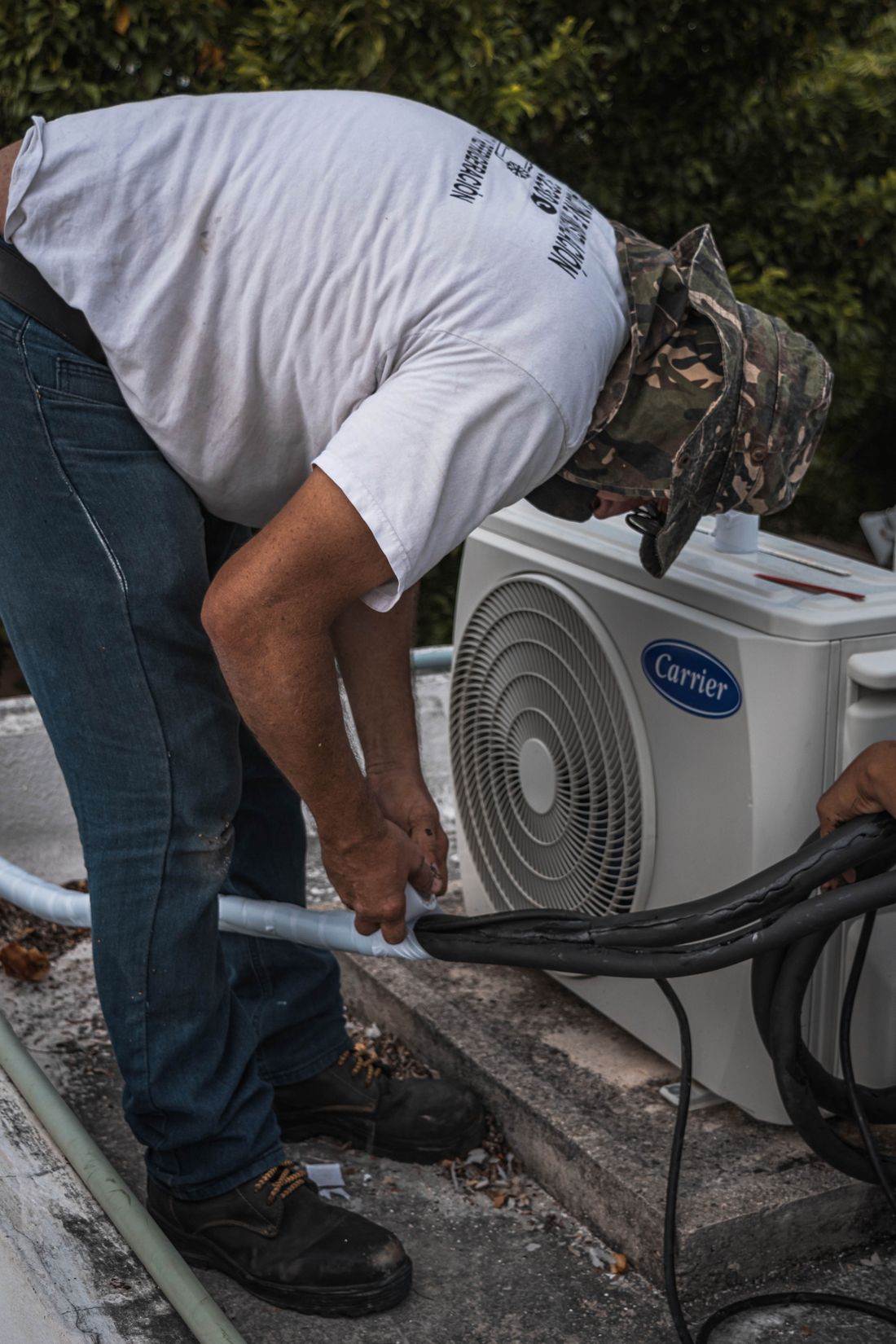 Técnico instalando ar-condicionado