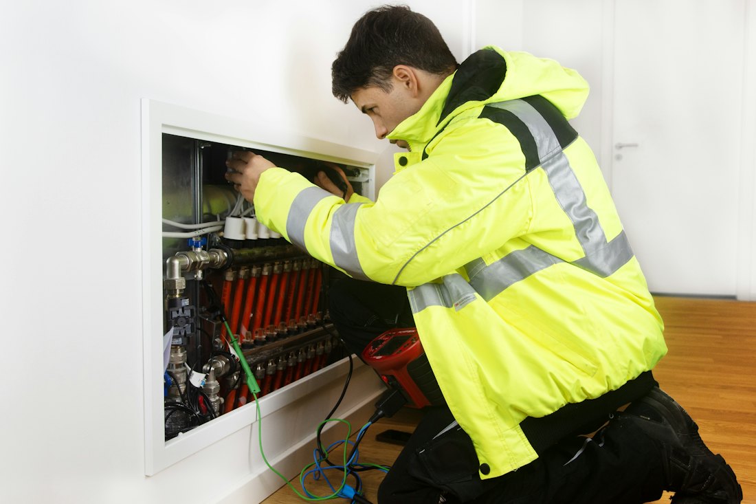 Técnico fazendo manutenção